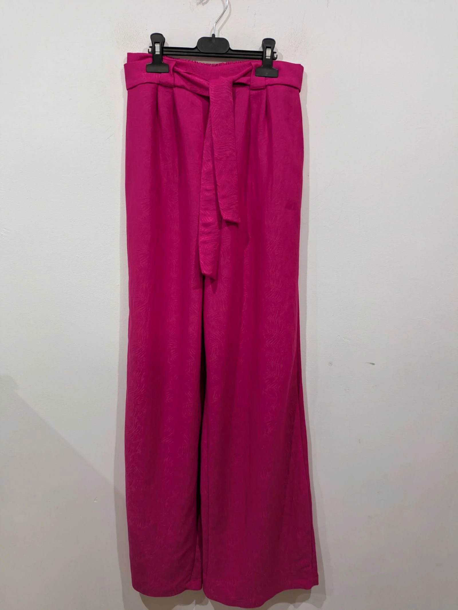 Calça palazzo fúcsia acetinada com cinto de laço. Tamanho 34 – photo 14